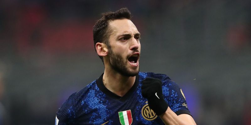 Tìm hiểu lý do Inter ra giá bán Hakan Calhanoglu